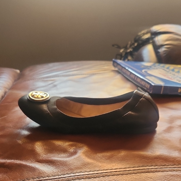 Tory Burch Black Leather Flats with Gold Logo - Picture 6 of 8